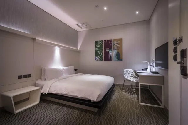 Vantage, Queen Bed, Sparkle Hotel 2/2