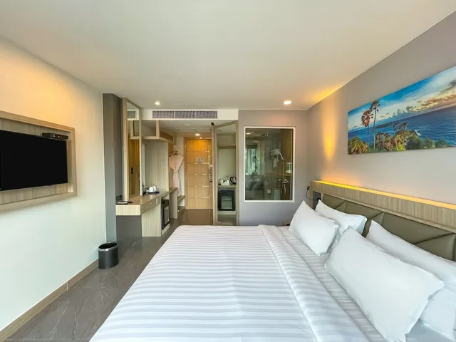 Superior, King Bed, Balcony, Clarian Hotel Beach Patong 3/10