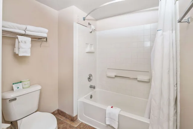 Room, Queen Bed, Days Inn By Wyndham Lebec 3/3