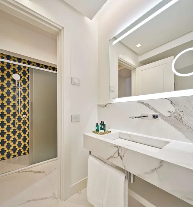غرفة عائلية بسرير كينج، De Bonart Naples, Curio Collection by Hilton 6/8