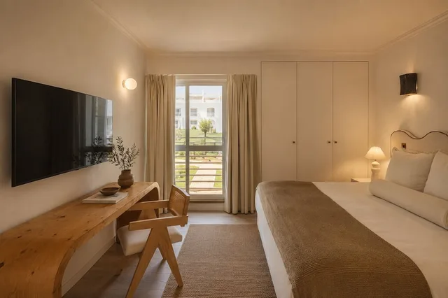 جناح بسرير كينج بإطلالة على البحر بشرفة بغرفة نوم واحدة مع أريكة، Villas D Agua 4/9