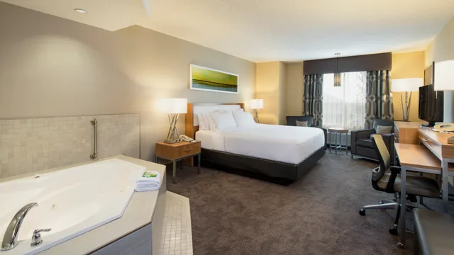 غرفة تنفيذية بسرير كينج، Holiday Inn Express & Suites Sherwood Park-Edmonton Area 1/1