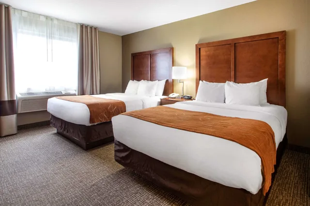 غرفة قياسية بسريرين كوين مع أريكة، Comfort Suites Johnson Creek Conference Center 2/8