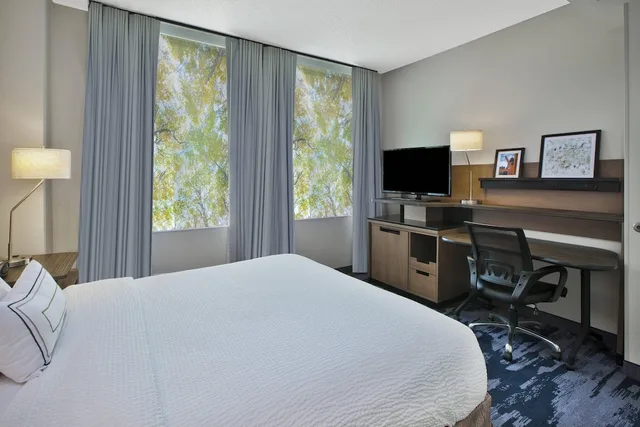 جناح بسرير كينج بغرفة نوم واحدة مع أريكة، Fairfield Inn Suites Milwaukee Downtown 3/5