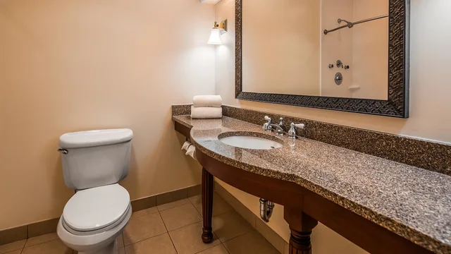جناح بسرير كوين مع أريكة بحوض جاكوزي، Best Western Adams Inn Quincy-Boston 1/3