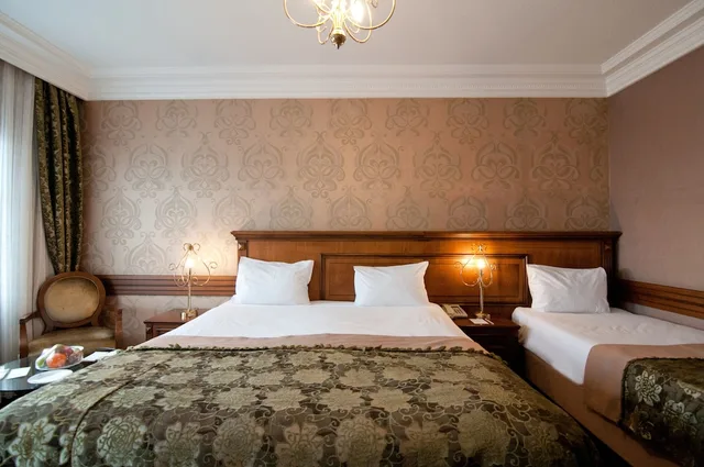 غرفة عائلية بسرير كينج وسرير فردي بإطلالة على المدينة مع أريكة، FERMAN HOTEL 7/11