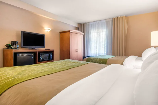 جناح بسريرين كوين مع أريكة، Comfort Inn and Suites Shawinigan 1/1