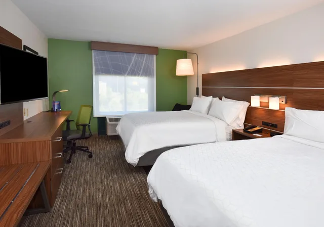 جناح بسريرين كوين بمنطقة جلوس، Holiday Inn Express Hotel & Suites Selma 1/3