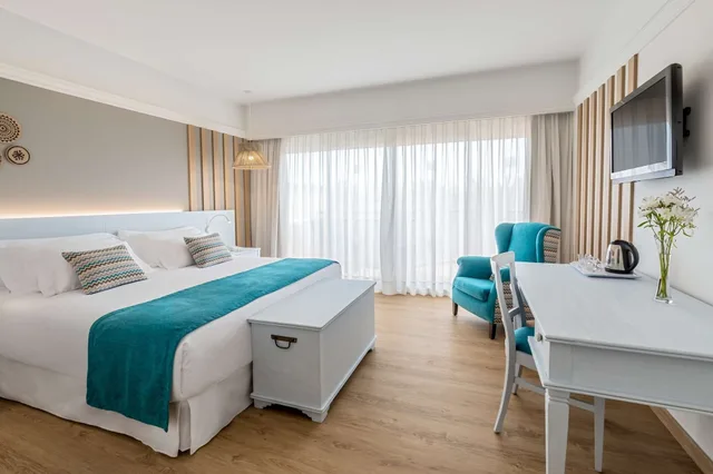 غرفة بسريرين منفصلين بإطلالة جزئية على البحر، Barcelo Corralejo Bay - Adults Only 1/4
