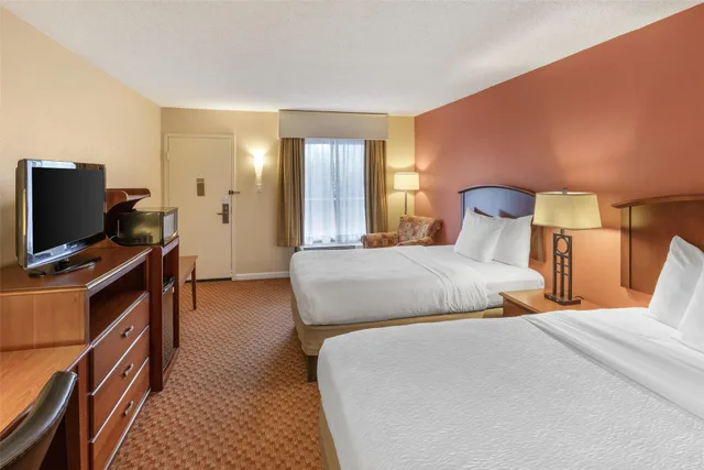 Room, 2 Double Beds, Exterior Entrance، Best Western Hickory 2/7