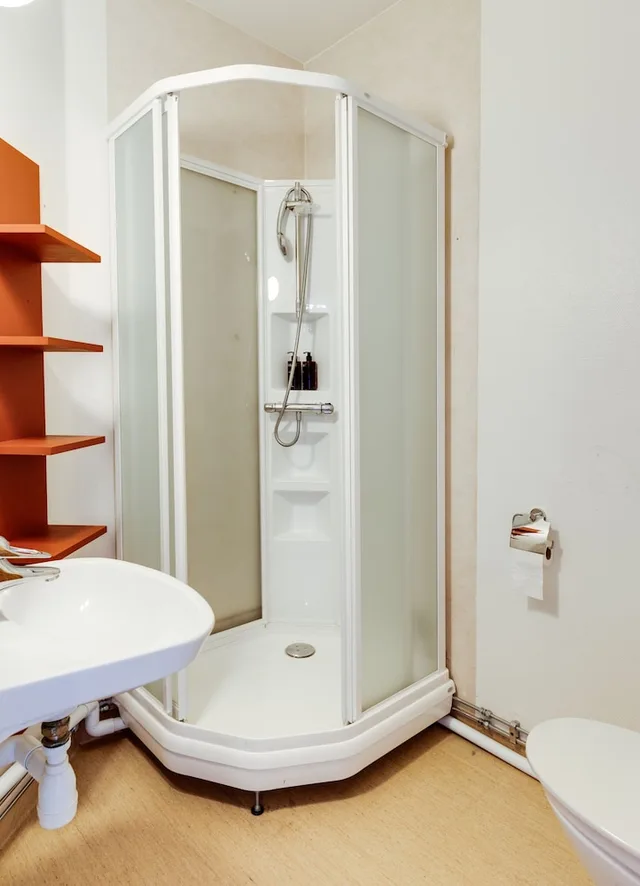 Red, Queen Bed، Cameo Boutique Hotell 2/2