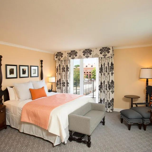 غرفة ديلوكس بسرير كينج بشرفة بإطلالة، The Atherton Hotel At OSU 1/3