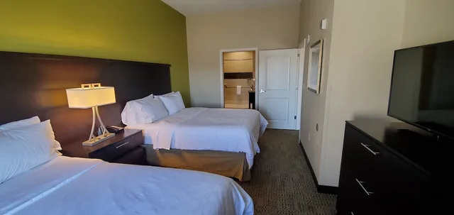 جناح بسرير فردي بغرفتي نوم بمطبخ لذوي الإعاقة، STAYBRIDGE SUITES EAU CLAIRE - ALTOONA 1/2
