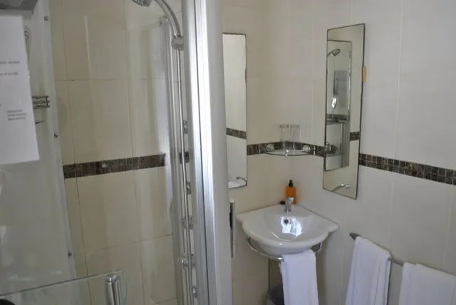 إقامة بثلاثة أسرّة وسرير كوين في الطابق الأرضي، Cotswold House 3/4