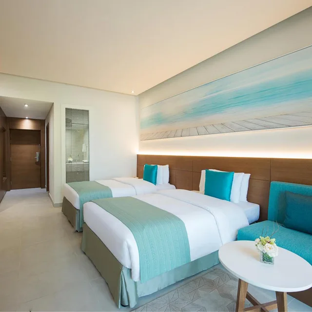 غرفة قياسية بسريرين منفصلين بإطلالة على البحر، Wyndham Garden Ajman Corniche 6/7