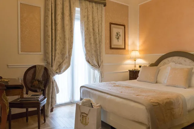 غرفة كلاسيكية بسرير كينج، Bernini Palace Hotel 1/3