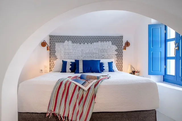 Suite, Queen Bed, Sunset View, Esperas Santorini 2/9