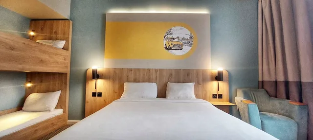 غرفة ثلاثية بسرير مزدوج وسرير فردي، B&B HOTEL Inverness 1/6