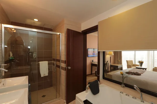 جناح تنفيذي بسرير كينج بإطلالة على الجبل بحوض جاكوزي، Getfam Hotel 2/2
