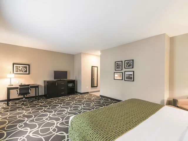 غرفة بسرير كينج مع أريكة لذوي الإعاقة، La Quinta Inn & Suites by Wyndham Tyler - University Area 4/8