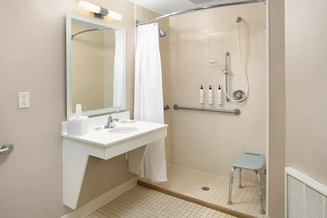 غرفة بسرير كينج مع أريكة، SpringHill Suites Milford 3/3