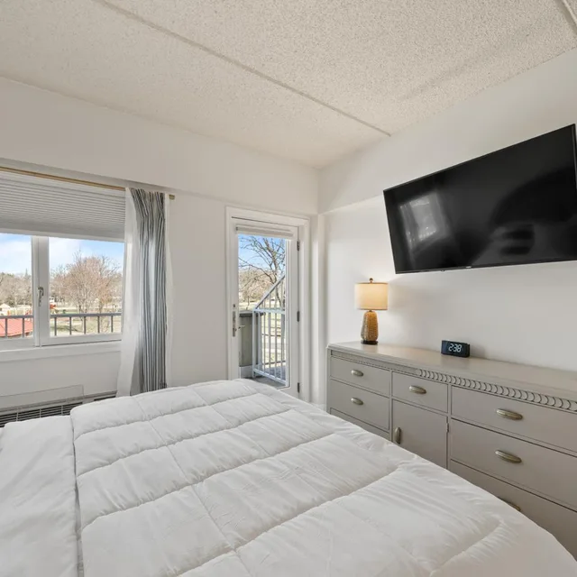 غرفة بسرير كينج بإطلالة على المتنزه مع أريكة، Bella Vista Suites 2/6