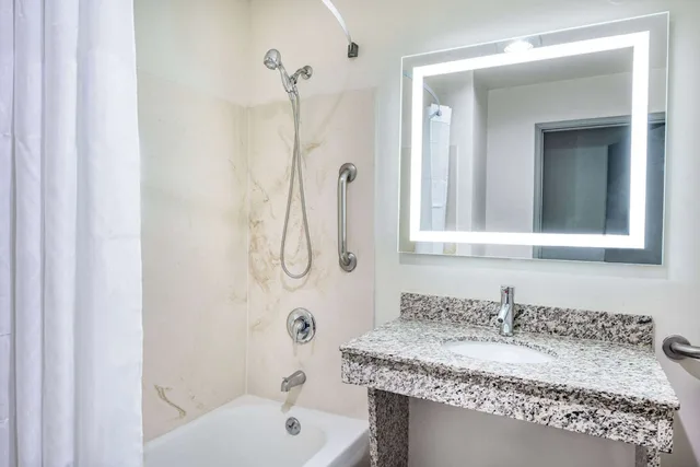 غرفة بسرير كينج لذوي الإعاقة، Ramada by Wyndham Bakersfield North 4/5