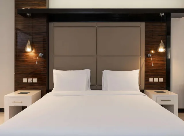 غرفة بريميوم بإطلالة على المسبح بشرفة، RADISSON BLU HOTEL, LUSAKA 5/10