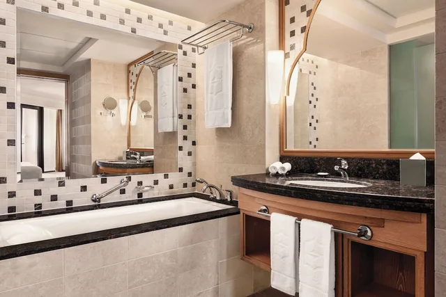 غرفة ديلوكس بسريرين منفصلين بإطلالة على البحر، Hilton Muscat Al Bandar 4/5