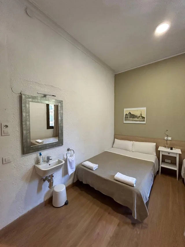 غرفة أساسية ثلاثية بسرير مزدوج وسرير فردي بحمام مشترك، Hostal Delfos 4/10