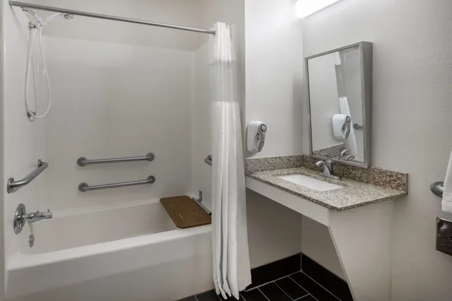 غرفة قياسية بسرير كوين لذوي الإعاقة، Baymont By Wyndham South Haven 4/5
