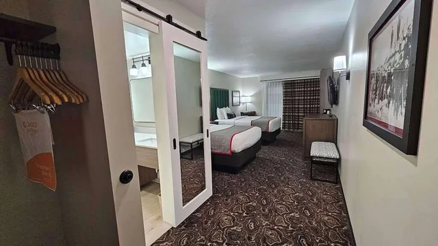 غرفة قياسية بسريرين مزدوجين بشرفة، Lumber Jack Lodge, Ascend Hotel Collection 9/9