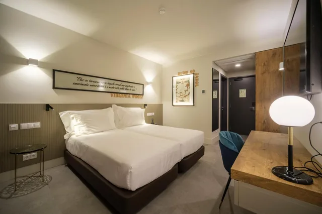 غرفة بسريرين منفصلين بشرفة، AZORES BOOK HOTEL 7/8