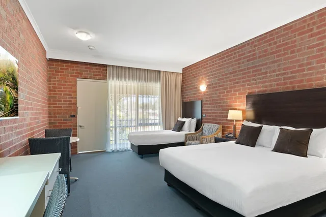 غرفة تنفيذية بسريرين منفصلين وسرير كوين وسرير فردي، Burke And Wills Motor Inn Swan Hill 2/3