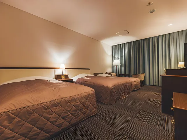غرفة ثلاثية، Urban Hotel 1/1