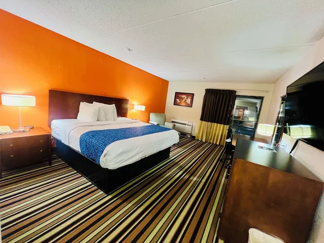 1 Bedroom, Executive, Studio, Suite, King Bed, Travelodge By Wyndham Wytheville 2/6