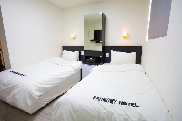 Twin Beds, Ekonomy Hotel Incheon 3/10
