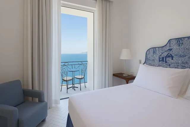 غرفة بريميوم ديلوكس بسرير كينج وسرير فردي بإطلالة على البحر، Grand Hotel Europa Palace 3/5