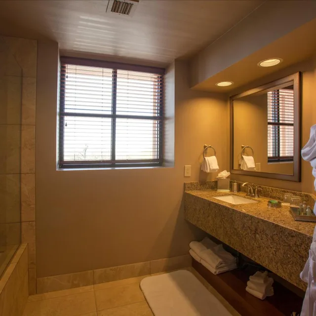 جناح عائلي، Ventana Canyon Club and Lodge 7/9