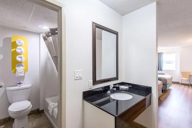 غرفة بسريرين كوين لغير المدخنين، Motel6 Lawrence, KS 4/4