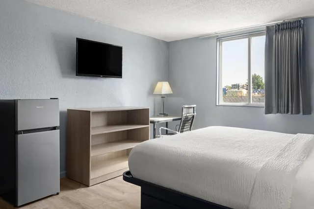 غرفة بسرير كينج لذوي الإعاقة، Super 8 by Wyndham Fort Wayne 2/7