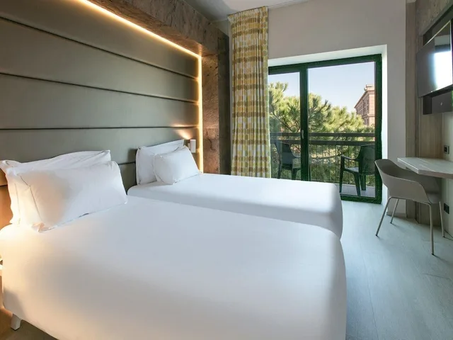 غرفة بسريرين منفصلين بشرفة، B&B Hotel Savona 1/10