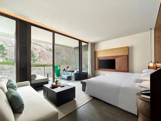 Cliff, King Bed, Terrace, Banyan Tree Nanjing Garden Expo 1/2