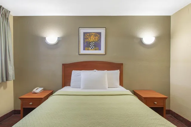 Room, Queen Bed, Bathtub, Accessible, Days Inn by Wyndham Elmsford / White Plains 2/6