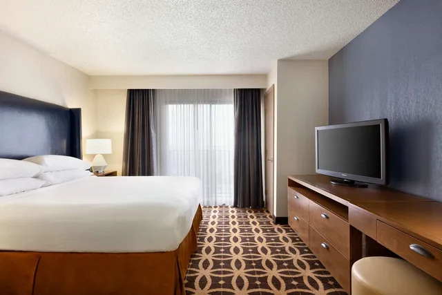 جناح بسرير كينج بحوض استحمام لذوي الإعاقة، The Signature Suites 2/5