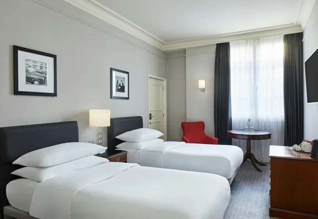 غرفة قياسية بسريرين منفصلين، The Dilly Hotel 2/4