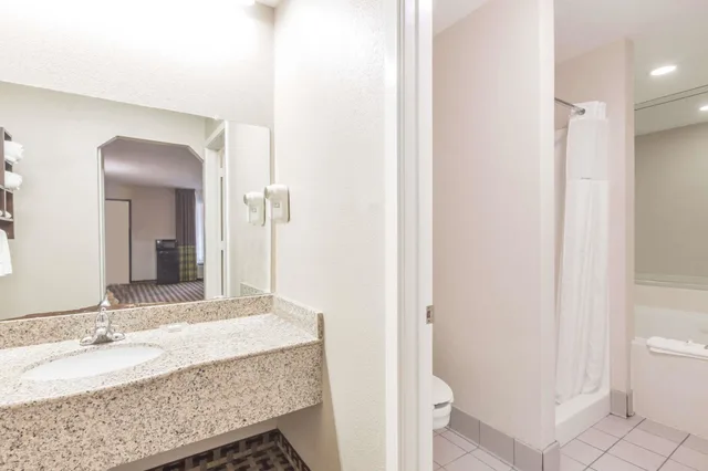 Mini, Suite, King Bed, Stair Access Only، Super 8 by Wyndham Houston/Webster/NASA 4/4