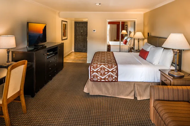 غرفة قياسية بسرير كينج مع أريكة، Best Western Plus Arroyo Roble Hotel & Creekside Villas 5/10