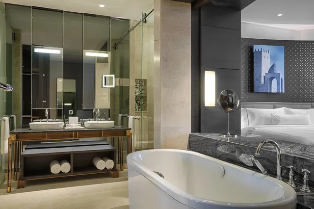 غرفة ديلوكس بسرير كينج بإطلالة على المسبح للمدخنين، The Westin Doha Hotel Spa 9/10