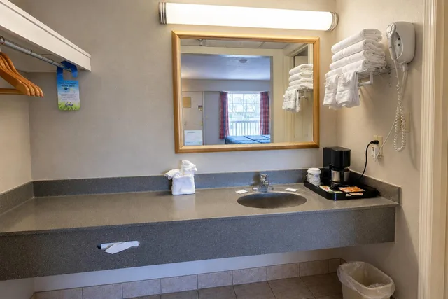 غرفة بسرير كينج مع أريكة، Days Inn by Wyndham Apple Valley Pigeon Forge/Sevierville 5/7